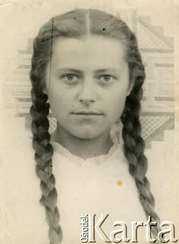 1950, Mińsk, Białoruska Socjalistyczna Republika Radziecka, Związek Socjalistycznych Republik Radzieckich.
Portret Elżbiety Dołęgi-Wrzosek.
Fot. NN, zbiory Archiwum Historii Mówionej Ośrodka KARTA i Domu Spotkań z Historią, udostępniła Elżbieta Dołęga-Wrzosek w ramach projektu 