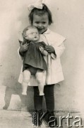 1956, Kujbyszew, obwód nowosybirski, Związek Socjalistycznych Republik Radzieckich.
Córka Elżbiety Dołęgi-Wrzosek - Teresa z lalką.
Fot. NN, zbiory Archiwum Historii Mówionej Ośrodka KARTA i Domu Spotkań z Historią, udostępniła Elżbieta Dołęga-Wrzosek w ramach projektu 
