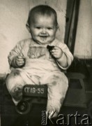 1956, Kujbyszew, obwód nowosybirski, Związek Socjalistycznych Republik Radzieckich.
Syn Elżbiety Dołęgi-Wrzosek - Jerzy w baraku na Osiedlu Śluzowym.
Fot. NN, zbiory Archiwum Historii Mówionej Ośrodka KARTA i Domu Spotkań z Historią, udostępniła Elżbieta Dołęga-Wrzosek w ramach projektu 