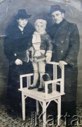 1943, Sosnowiec, Polska.
Czesław Buczko (1. z prawej) z żoną Heleną, siostrą Antoniny Lickiewicz, i synem Waldemarem.
Fot. NN, zbiory Archiwum Historii Mówionej Ośrodka KARTA i Domu Spotkań z Historią, udostępniła Antonina Lickiewicz w ramach projektu 