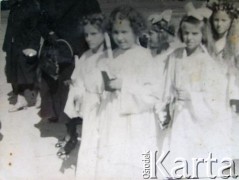 1938, Baranowicze, Polska.
Pierwsza Komunia święta Antoniny Lickiewicz (w środku).
Fot. NN, zbiory Archiwum Historii Mówionej Ośrodka KARTA i Domu Spotkań z Historią, udostępniła Antonina Lickiewicz w ramach projektu 