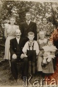 lata 30., Świkszczany, woj. wileńskie, Polska.
Portret rodzinny. Longin Michajłowicz (2. z lewej w dolnym rzędzie).
Fot. NN, zbiory Archiwum Historii Mówionej Ośrodka KARTA i Domu Spotkań z Historią, udostępnił Longin Michajłowicz w ramach projektu 