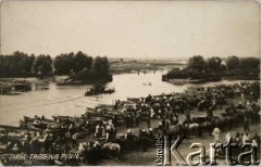 Lata 20. 30., Pińsk, woj. poleskie, Polska.
Targ na Pinie.
Fot. NN, zbiory Archiwum Historii Mówionej Ośrodka KARTA i Domu Spotkań z Historią, udostępniła Ludwika Pawlak w ramach projektu 