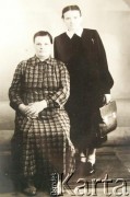 Lata 30./40., Pińsk, woj. poleskie, Polska.
Siostry zakonne: Ryta (z prawej) i Anzelma.
Fot. NN, zbiory Archiwum Historii Mówionej Ośrodka KARTA i Domu Spotkań z Historią, udostępniła Ludwika Pawlak w ramach projektu 