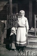 Lata 20./30., Polesie.
Poleszuczka z dzieckiem.
Fot. NN, zbiory Archiwum Historii Mówionej Ośrodka KARTA i Domu Spotkań z Historią, udostępniła Ludwika Pawlak w ramach projektu 