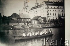 Lata 20. 30., Pińsk, woj. poleskie, Polska.
Załoga wioślarska na Pinie. W tle kolegium i kościół jezuitów.
Fot. NN, zbiory Archiwum Historii Mówionej Ośrodka KARTA i Domu Spotkań z Historią, udostępniła Ludwika Pawlak w ramach projektu 