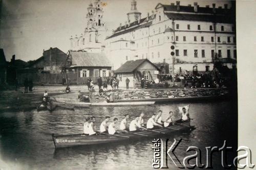 Lata 20. 30., Pińsk, woj. poleskie, Polska.
Załoga wioślarska na Pinie. W tle kolegium i kościół jezuitów.
Fot. NN, zbiory Archiwum Historii Mówionej Ośrodka KARTA i Domu Spotkań z Historią, udostępniła Ludwika Pawlak w ramach projektu 