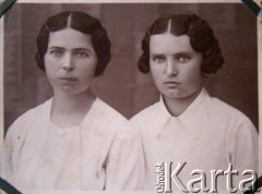 Lata 30., prawdopodobnie Doruchów, woj. poznańskie, Polska.
Ludwika Pawlak (siostra Ryta, z prawej) ze swą rodzoną siostrą.
Fot. NN, zbiory Archiwum Historii Mówionej Ośrodka KARTA i Domu Spotkań z Historią, udostępniła Ludwika Pawlak w ramach projektu 