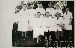 Lata 40., Pińsk, Białoruska SRR, ZSRR.
Siostra Ryta (Ludwika Pawlak) (górny rząd, 2. od lewej) wraz z koleżankami pracującymi w szpitalu.
Fot. NN, zbiory Archiwum Historii Mówionej Ośrodka KARTA i Domu Spotkań z Historią, udostępniła Ludwika Pawlak w ramach projektu 