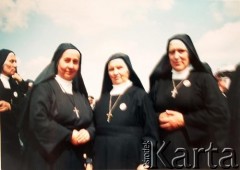 1991, Białystok, Polska.
Siostra Ryta (Ludwika Pawlak) (w środku) podczas wizyty Ojca Świętego Jana Pawła II.
Fot. NN, zbiory Archiwum Historii Mówionej Ośrodka KARTA i Domu Spotkań z Historią, udostępniła Ludwika Pawlak w ramach projektu 