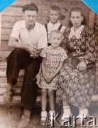 Lata 30., Baranowicze, woj. nowogródzkie, Polska.
Rodzice i rodzeństwo Bronisławy Szostak.
Fot. NN, zbiory Archiwum Historii Mówionej Ośrodka KARTA i Domu Spotkań z Historią, udostępniła Bronisława Szostak w ramach projektu 