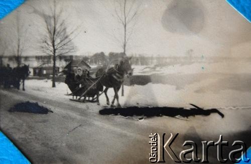 Lata 50., Baranowicze, Białoruska SRR, ZSRR.
Bronisława Szostak w drodze na ślub.
Fot. NN, zbiory Archiwum Historii Mówionej Ośrodka KARTA i Domu Spotkań z Historią, udostępniła Bronisława Szostak w ramach projektu 