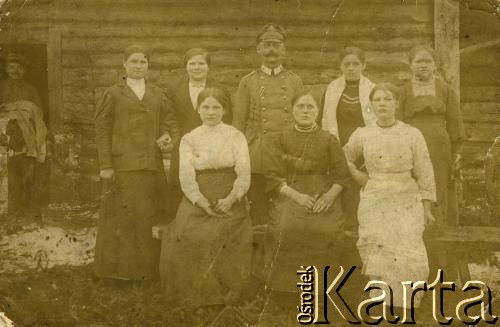 1914-1918, brak miejsca.
Rodzina przed domem. Oficer w mundurze pruskim ze wstążką Krzyża Żelaznego. Fotografia ze zbiorów Janiny Błażewiczenie.
Fot. NN, zbiory Archiwum Historii Mówionej Ośrodka KARTA i Domu Spotkań z Historią, udostępniła Janina Błażewiczenie w ramach projektu 
