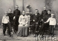 Pocz. XX w., brak miejsca.
Portret rodzinny z archiwum prywatnego Czesława Żótkiewicza.
Fot. NN, zbiory Archiwum Historii Mówionej Ośrodka KARTA i Domu Spotkań z Historią, udostępnił Czesław Żótkiewicz w ramach projektu 