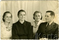 Lata 40./50., ZSRR.
Portret rodzinny. 2. z lewej Bronisława Kopel, matka Walerii Żótkiewicz.
Fot. NN, zbiory Archiwum Historii Mówionej Ośrodka KARTA i Domu Spotkań z Historią, udostępnił Czesław Żótkiewicz w ramach projektu 