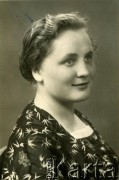 Lata 60., Kłajpeda(?), ZSRR.
Portret kobiety. Prawdopodobnie Waleria Żótkiewicz z d. Kopel, żona Czesława Żótkiewicza.
Fot. NN, zbiory Archiwum Historii Mówionej Ośrodka KARTA i Domu Spotkań z Historią, udostępnił Czesław Żótkiewicz w ramach projektu 