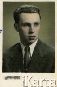1960, Kłajpeda(?), ZSRR.
Portret mężczyzny. Fotografia z archiwum rodzinnego Czesława Żótkiewicza.
Fot. NN, zbiory Archiwum Historii Mówionej Ośrodka KARTA i Domu Spotkań z Historią, udostępnił Czesław Żótkiewicz w ramach projektu 