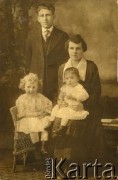 Przed 1939, brak miejsca.
Portret rodzinny.
Fot. NN, zbiory Archiwum Historii Mówionej Ośrodka KARTA i Domu Spotkań z Historią, udostępniła Weronika Wensewiczowa w ramach projektu 