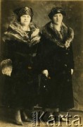 Przed 1939, brak miejsca.
Portret dwóch kobiet
Fot. NN, zbiory Archiwum Historii Mówionej Ośrodka KARTA i Domu Spotkań z Historią, udostępniła Weronika Wensewiczowa w ramach projektu 