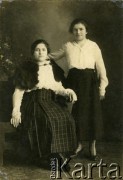 Przed 1939, brak miejsca.
Portret dwóch kobiet
Fot. NN, zbiory Archiwum Historii Mówionej Ośrodka KARTA i Domu Spotkań z Historią, udostępniła Weronika Wensewiczowa w ramach projektu 