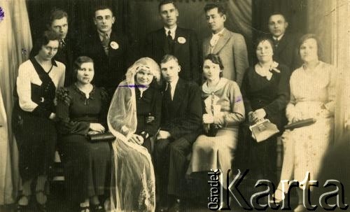 Przed 1939, brak miejsca.
Grupa osób podczas uroczystości ślubnej.
Fot. NN, zbiory Archiwum Historii Mówionej Ośrodka KARTA i Domu Spotkań z Historią, udostępniła Weronika Wensewiczowa w ramach projektu 