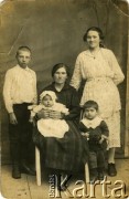 Przed 1939, brak miejsca.
Portret rodzinny.
Fot. NN, zbiory Archiwum Historii Mówionej Ośrodka KARTA i Domu Spotkań z Historią, udostępniła Weronika Wensewiczowa w ramach projektu 