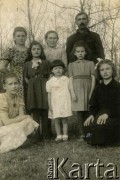 Po 1939, brak miejsca.
Grupa osób.
Fot. NN, zbiory Archiwum Historii Mówionej Ośrodka KARTA i Domu Spotkań z Historią, udostępniła Weronika Wensewiczowa w ramach projektu 