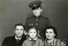 Lata 60./70., ZSRR.
Portret rodzinny.
Fot. NN, zbiory Archiwum Historii Mówionej Ośrodka KARTA i Domu Spotkań z Historią, udostępniła Weronika Wensewiczowa w ramach projektu 