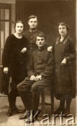 Przed 1939, brak miejsca.
Grupa osób. Widoczny mężczyzna w mundurze Wojska Polskiego.
Fot. NN, zbiory Archiwum Historii Mówionej Ośrodka KARTA i Domu Spotkań z Historią, udostępniła Maria Witwicka w ramach projektu 