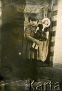 Przed 1939, brak miejsca.
Portret dziewczynki z lalką.
Fot. NN, zbiory Archiwum Historii Mówionej Ośrodka KARTA i Domu Spotkań z Historią, udostępniła Maria Witwicka w ramach projektu 