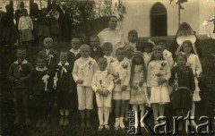 Lata 40./50., Czortków, woj. tarnopolskie, Polska.
Portret dzieci przystępujących do I Komunii Świętej.
Fot. NN, zbiory Archiwum Historii Mówionej Ośrodka KARTA i Domu Spotkań z Historią, udostępniła Maria Witwicka w ramach projektu 