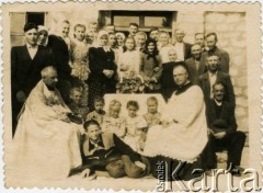 Lata 40./50., brak miejsca.
Grupa mieszkańców podczas uroczystości religijnej.
Fot. NN, zbiory Archiwum Historii Mówionej Ośrodka KARTA i Domu Spotkań z Historią, udostępniła Maria Witwicka w ramach projektu 