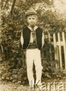 Przed 1939, brak miejsca.
Portret chłopca w stroju ludowym.
Fot. NN, zbiory Archiwum Historii Mówionej Ośrodka KARTA i Domu Spotkań z Historią, udostępniła Maria Witwicka w ramach projektu 