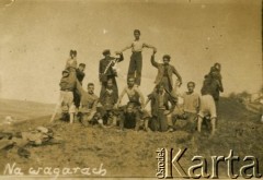 Brak daty, brak miejsca.
Grupa młodzieży. Podpis: 