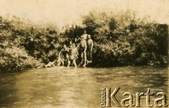 Brak daty, brak miejsca.
Grupa młodzieży nad rzeką.
Fot. NN, zbiory Archiwum Historii Mówionej Ośrodka KARTA i Domu Spotkań z Historią, udostępniła Maria Witwicka w ramach projektu 