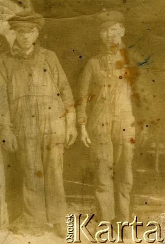Przed 1914, Kanada.
Władysław Witwicki (z lewej) podczas pracy w kuźni.
Fot. NN, zbiory Archiwum Historii Mówionej Ośrodka KARTA i Domu Spotkań z Historią, udostępniła Maria Witwicka w ramach projektu 