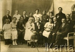 Lata 50., Biała (rejon czortkowski).
Uroczstość ślubna Władysława i Antoniny Witwickich.
Fot. NN, zbiory Archiwum Historii Mówionej Ośrodka KARTA i Domu Spotkań z Historią, udostępniła Maria Witwicka w ramach projektu 
