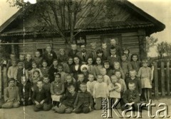 1948, Świerany, Białoruska SRR.
Zdjęcie klasowe dzieci ze szkoły podstawowej w Świeranach. Fotografia z rodzinnego archiwum Tadeusza Czerniawskiego.
Fot. NN, zbiory Archiwum Historii Mówionej Ośrodka KARTA i Domu Spotkań z Historią, udostępnił Tadeusz Czerniawski w ramach projektu 