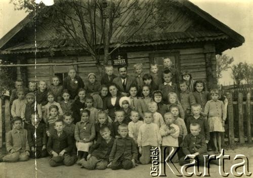 1948, Świerany, Białoruska SRR.
Zdjęcie klasowe dzieci ze szkoły podstawowej w Świeranach. Fotografia z rodzinnego archiwum Tadeusza Czerniawskiego.
Fot. NN, zbiory Archiwum Historii Mówionej Ośrodka KARTA i Domu Spotkań z Historią, udostępnił Tadeusz Czerniawski w ramach projektu 