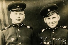 1958, Mińsk, Białoruska SRR, ZSRR.
Tadusz Czerniawski (po prawej) jako starszy sierżant.
Fot. NN, zbiory Archiwum Historii Mówionej Ośrodka KARTA i Domu Spotkań z Historią, udostępnił Tadeusz Czerniawski w ramach projektu 