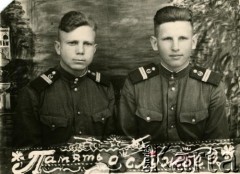 1957, Białoruska SRR, ZSRR.
Tadeusz Czerniawski (z prawej) w wojsku.
Fot. NN, zbiory Archiwum Historii Mówionej Ośrodka KARTA i Domu Spotkań z Historią, udostępnił Tadeusz Czerniawski w ramach projektu 