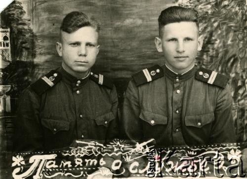 1957, Białoruska SRR, ZSRR.
Tadeusz Czerniawski (z prawej) w wojsku.
Fot. NN, zbiory Archiwum Historii Mówionej Ośrodka KARTA i Domu Spotkań z Historią, udostępnił Tadeusz Czerniawski w ramach projektu 