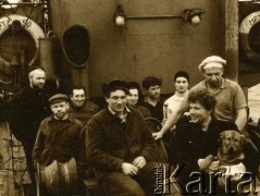 Lata 60., Morze Bałtyckie.
Tadeusz Czerniawski (5. od prawej) na kutrze rybackim 