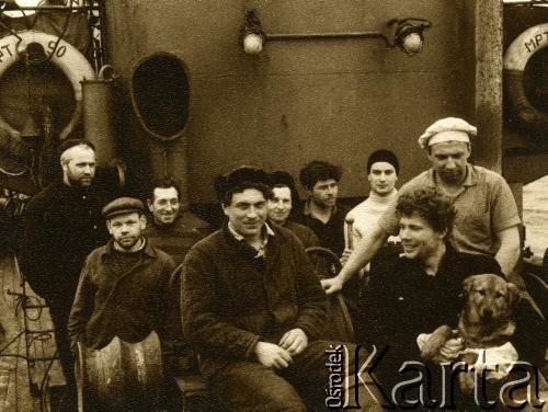 Lata 60., Morze Bałtyckie.
Tadeusz Czerniawski (5. od prawej) na kutrze rybackim 
