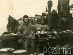 Lata 60., Morze Bałtyckie.
Tadeusz Czerniawski (w środku) na kutrze rybackim.
Fot. NN, zbiory Archiwum Historii Mówionej Ośrodka KARTA i Domu Spotkań z Historią, udostępnił Tadeusz Czerniawski w ramach projektu 