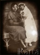 1934, Zaleszczyki, Polska.
Zdjęcie pierwszokomunijne Marii Wereszczuk wraz z macochą.
Fot. NN, zbiory Archiwum Historii Mówionej Ośrodka KARTA i Domu Spotkań z Historią, udostępniła Maria Wereszczuk w ramach projektu 