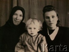 1952, Borszczów, Ukraińska SRR, ZSRR.
Anna Hryciw (z d. Romanow) (z prawej) z teściową i córką Nadją.
Fot. NN, zbiory Archiwum Historii Mówionej Ośrodka KARTA i Domu Spotkań z Historią, udostępniła Anna Hryciw w ramach projektu 