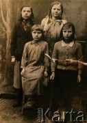 Lata 30., wieś Korostowa, Polska.
Anna Hryciw z d. Romanow (na dole z prawej strony) z koleżankami.
Fot. NN, zbiory Archiwum Historii Mówionej Ośrodka KARTA i Domu Spotkań z Historią, udostępniła Anna Hryciw w ramach projektu 