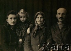 1953/1954, Ukraińska SRR, ZSRR.
Anna Hryciw (z d. Romanow) z córką i rodzicami.
Fot. NN, zbiory Archiwum Historii Mówionej Ośrodka KARTA i Domu Spotkań z Historią, udostępniła Anna Hryciw w ramach projektu 