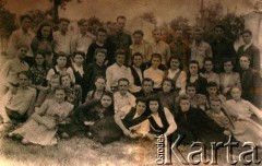 Lata 50., Ukraińska SRR, ZSRR.
Fotografia szkolna męża Anny Hryciw z d. Romanow, Jarosława (górny rząd, 3. od prawej).
Fot. NN, zbiory Archiwum Historii Mówionej Ośrodka KARTA i Domu Spotkań z Historią, udostępniła Anna Hryciw w ramach projektu 